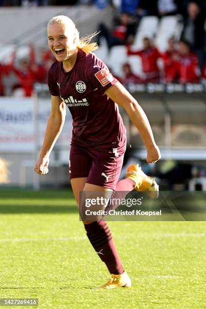 Felicitas Fee Kockmann of SGS Essen celebrates the first goal during the Flyeralarm Frauen-Bundesliga match between SGS Essen and SV Meppen at...