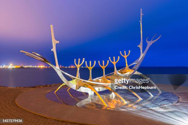 sun voyager sculpture, reykjavik, iceland - reykjavik county stock pictures, royalty-free photos & images