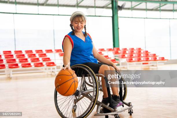 portrait of a wheelchair basketball player during practice - paraplegic woman 個照片及圖片檔
