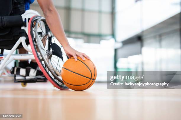 disabled basketball player on wheelchair - disabled sportsperson stock pictures, royalty-free photos & images