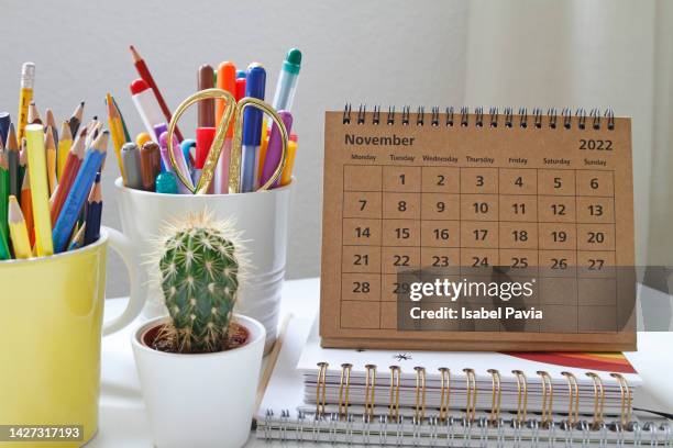 november calendar on desk - november stock-fotos und bilder