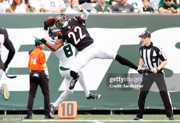 Chidobe Awuzie of the Cincinnati Bengals breaks up a pass intended for Elijah Moore of the New York Jets during the second half at MetLife Stadium on...
