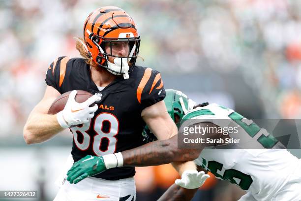 Hayden Hurst of the Cincinnati Bengals runs with the ball against Quincy Williams of the New York Jets at MetLife Stadium on September 25, 2022 in...