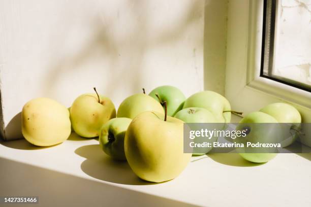 apples in sunlight - scatter stock-fotos und bilder