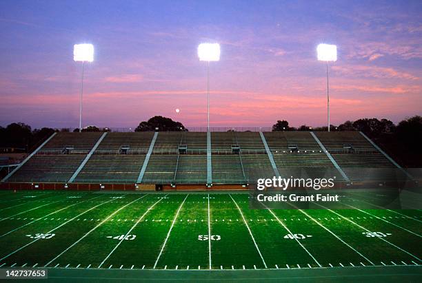 empty football stadium. - empty stadium stockfoto's en -beelden