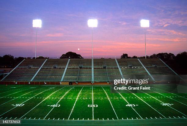 empty football stadium. - campo da football americano - fotografias e filmes do acervo