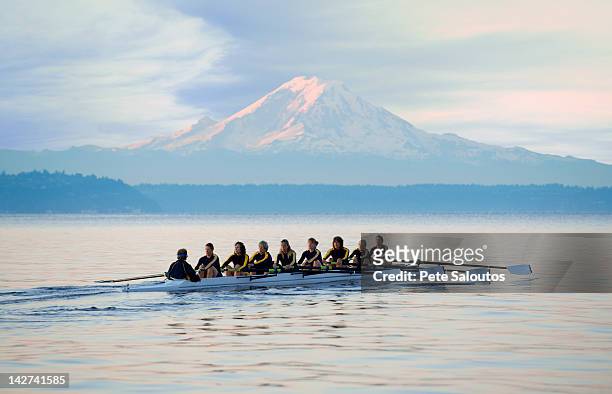 team rowing boat in bay - rowing imagens e fotografias de stock