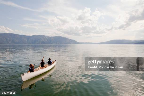 caucasian children rowing canoe on lake - 6 loch stock pictures, royalty-free photos & images