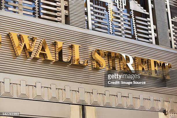 gold wall street sign, new york city, usa - wall street photos et images de collection