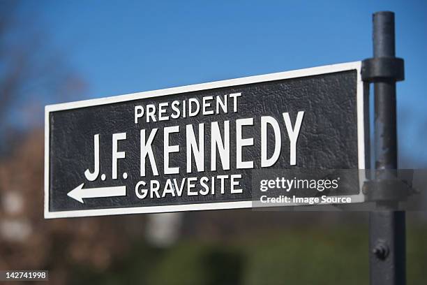 sign for site of president kennedy's grave, arlington national cemetery, virginia, usa - arlington national cemetery stock pictures, royalty-free photos & images