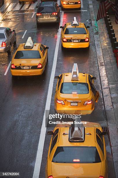 taxicabs tráfico en la ciudad de nueva york, estados unidos - taxi amarillo fotografías e imágenes de stock