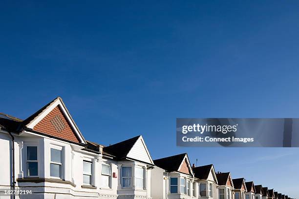 houses and blue sky - maison jumelée photos et images de collection