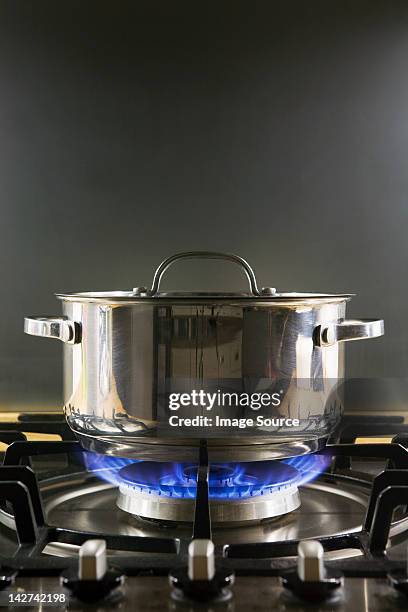 pan on a gas hob - quemador fotografías e imágenes de stock