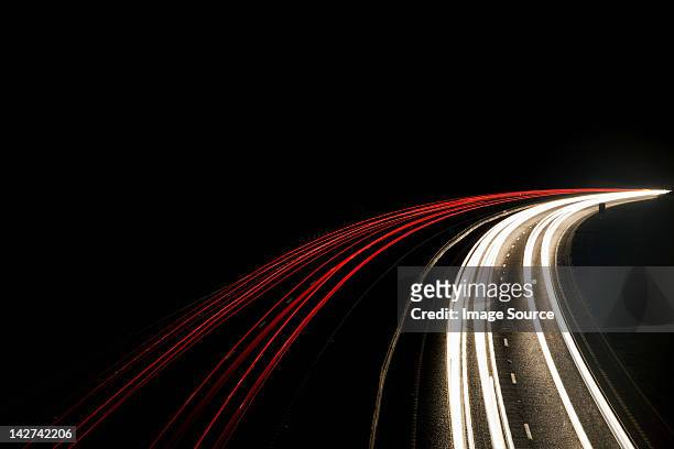 headlights and tail lights on motorway - phare arrière de véhicule photos et images de collection