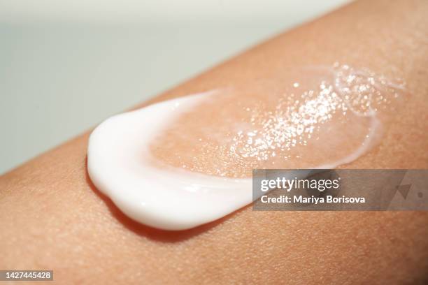 white cream texture on women's skin. - moisturiser 個照片及圖片檔