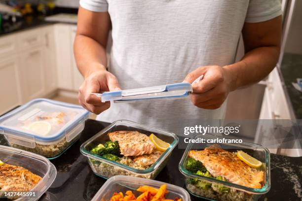 contenitori per la preparazione dei pasti salmone - preparazione foto e immagini stock
