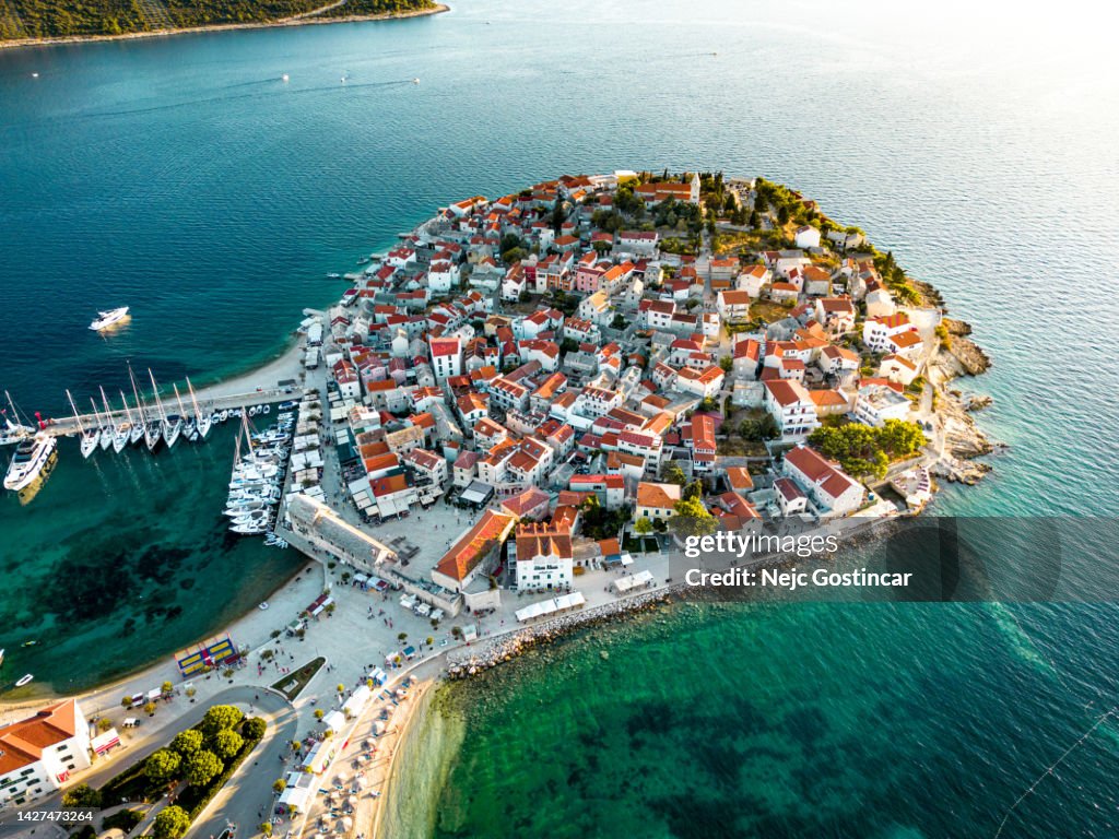 Vista aérea de un casco antiguo de Primosten en la costa del Adriático al atardecer