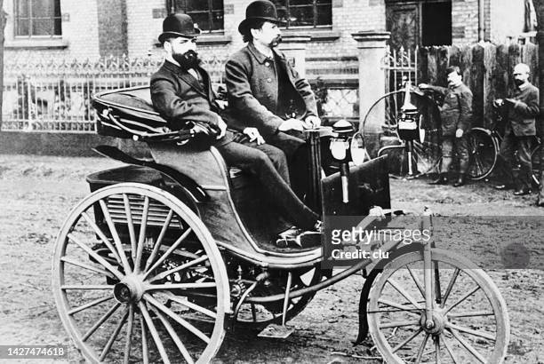 carl benz, erfinder des automobils, auf der rechten seite und mitarbeiter an seinem weiterentwickelten patentauto, 1890, 3 räder - cars on motor way stock-grafiken, -clipart, -cartoons und -symbole