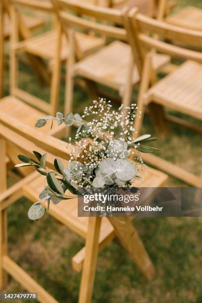 eucalyptus and baby's breath decoration - bruiloft - fotografias e filmes do acervo