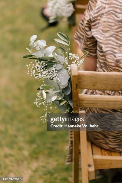 flower decoration tied to wooden folding chairs - bruiloft - fotografias e filmes do acervo