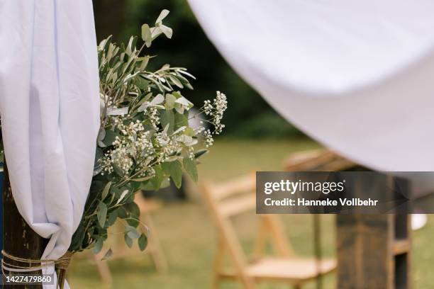 close-up of decorative flowers at a wedding ceremony - bloemen closeup stock-fotos und bilder
