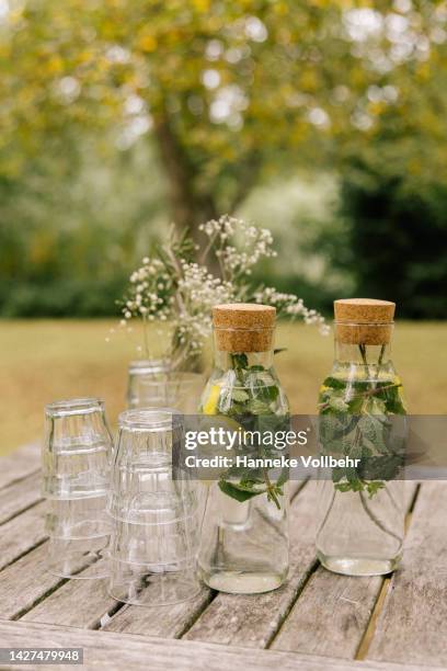 pitchers with water and glasses on a table outside - zitronen feld stock-fotos und bilder