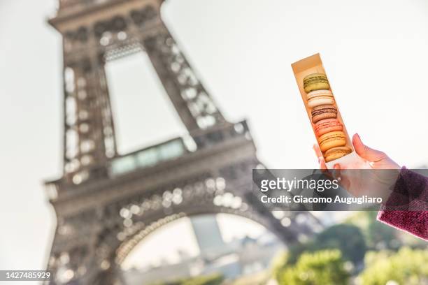paris colorful macaroons with the eiffel tower in the background, paris, france - internationaal monument stockfoto's en -beelden