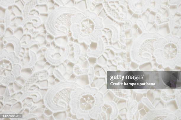 ivory floral lace, close up - dentelle en matière textile photos et images de collection