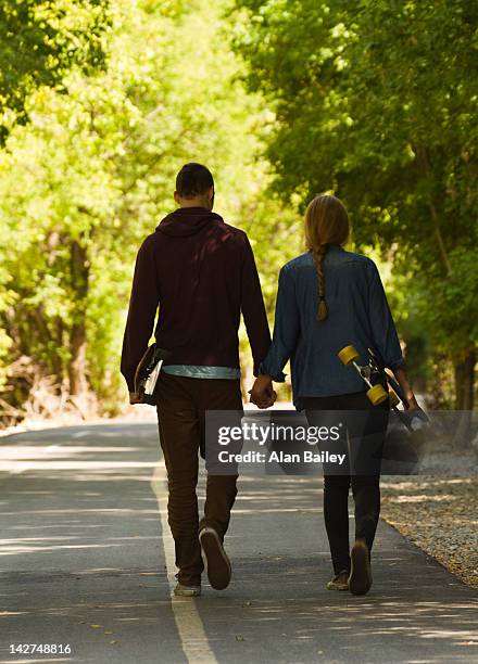 long boarding couple - surfista de asfalto imagens e fotografias de stock