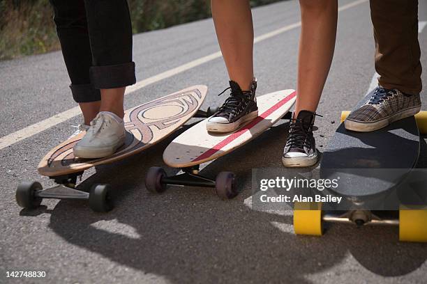 long boarders - surfista de asfalto imagens e fotografias de stock