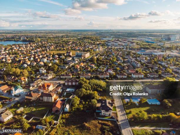 urban sprawl. drone aerial view green city infrastructure and sky horizon - kaliningrad oblast stock-fotos und bilder
