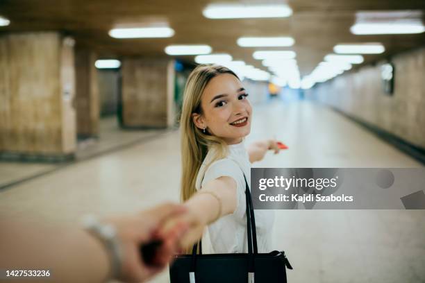 sie mit mir - hinterherlaufen stock-fotos und bilder