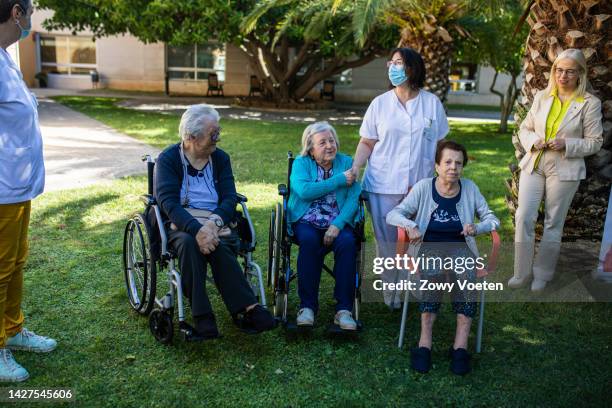 Josefa Perez, 91 years old, Paquita Bonillo, 84 years old and Josefa Martínez, 87 years old, in that order, are the first people in Catalonia to...