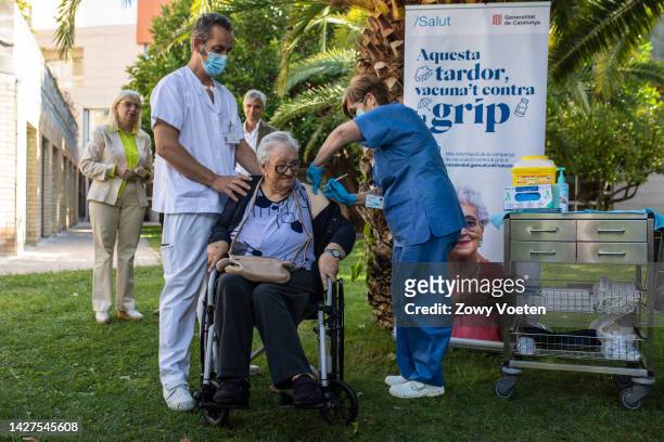 Josefa Perez, 91 years old, was the first Catalan to receive the covid-19 vaccine in 2020, now she is also the first to receive the fourth dose in...