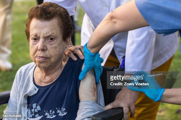 Josefa Martínez, 87 years old, receives the fourth dose of Covid-19 and flu vaccine in the garden of the nursing home in Feixa Llarga on September...