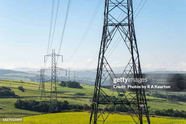 pylons carrying power lines across northern england - hochspannungsmast stock-fotos und bilder