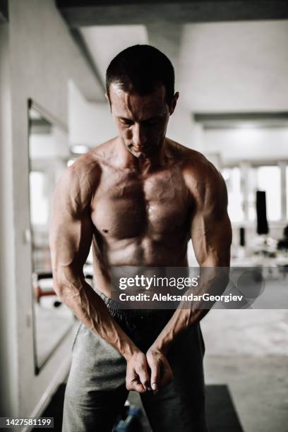 pecho y brazos bombeando con sangre después del entrenamiento para culturista masculino - bíceps fotografías e imágenes de stock