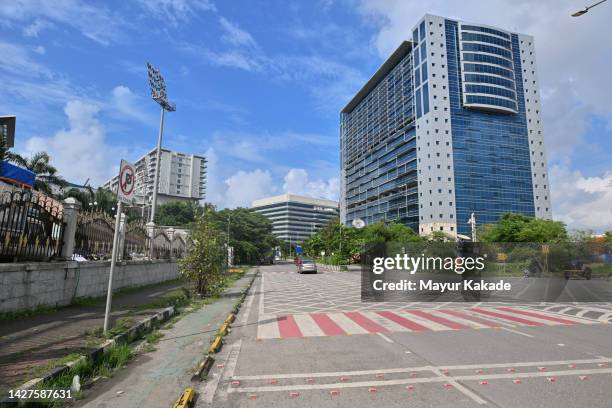 street view of a business district in mumbai, india - bandra kurla complex stockfoto's en -beelden