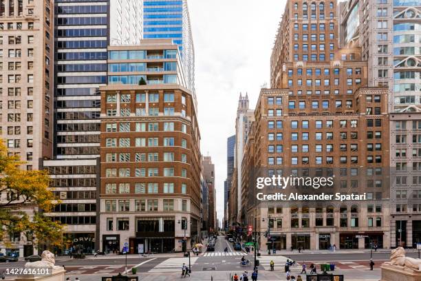 fifth avenue and 41st street, wide angle view, new york city, usa - new york avenue fotografías e imágenes de stock