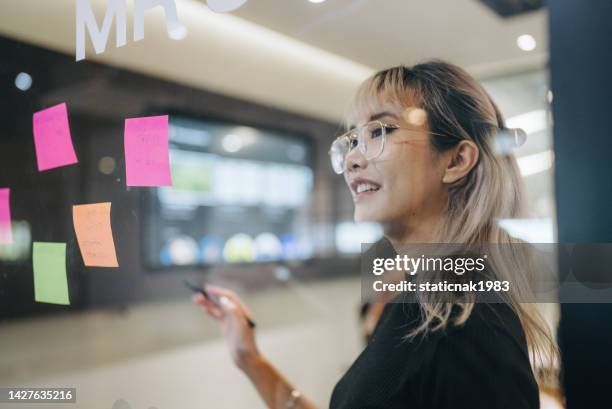 multiracial colleagues brainstorm do in creative thinking in office. - agile business stockfoto's en -beelden