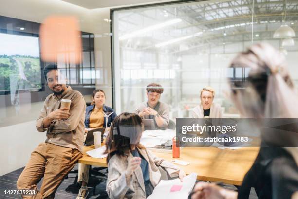 los colegas multirraciales hacen una lluvia de ideas en el pensamiento creativo en la oficina. - flexibilidade fotografías e imágenes de stock