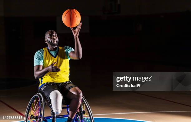 afroamerikaner, ein rollstuhlbasketballspieler - basketball uniform stock-fotos und bilder