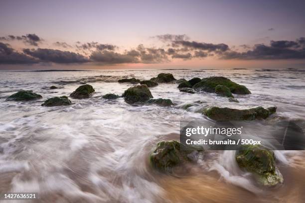 cuando el mar acaricia las rocas,carrer de la cabilona,spain - belleza de la naturaleza stock-fotos und bilder