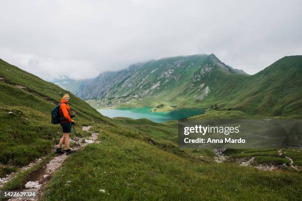 women hiking towards lake schrecksee in oberstdorf - wandern regen stock-fotos und bilder