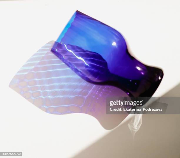 blue glass shadow - cristal azul fotografías e imágenes de stock
