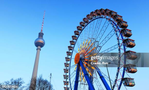 ferris wheel and televison tower berlin (berlin, germany) - the weekend in news around the world stockfoto's en -beelden