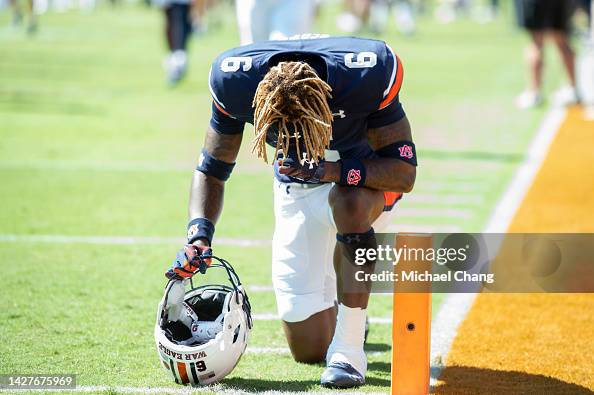 Keyonte Kendrick Cornerback Keionte Scott of the Auburn Tigers prays before their game ...