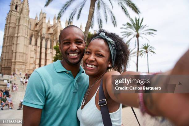 cheerful selfie of two siblings or couple on their beach holidays at palma de mallorca. - palma maiorca 個照片及圖片檔