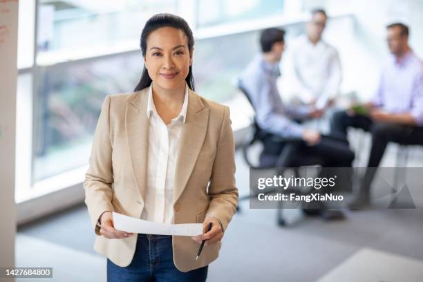 porträt einer multirassischen asiatischen hispanischen pazifik-insulanerin reifen frau in einem geschäftsbüro - businesswoman in suit jackets stock-fotos und bilder