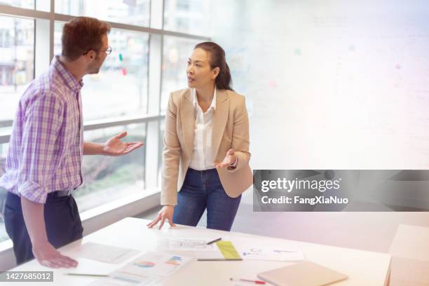 multirassische arbeitskollegen, die sich in einem modernen geschäftsbüro treffen - business confuse conflict stock-fotos und bilder